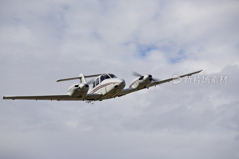 Piper PA-44-180T双引擎飞机，位于美国加利福尼亚州主教机场(KBIH)